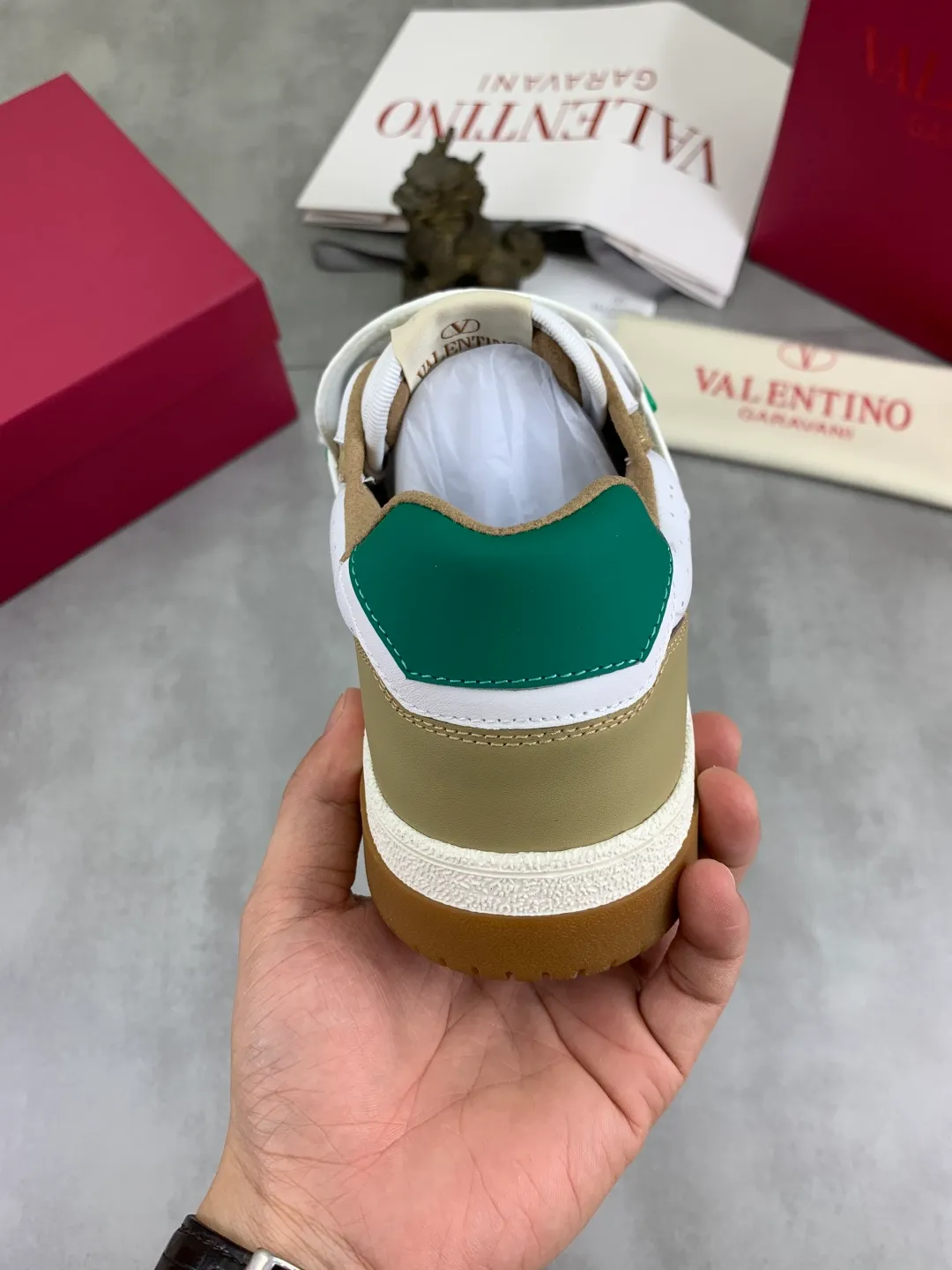 Men's men's shoes 💰P640 new style latest Valentino Valentino V family new casual young fashion trend sports shoes full of vitality, no age limit, very light and comfortable on the foot, packaging, original purchase and development, production, various color combinations are eye-catching, activate the charming sunny boy, the shoe design combines coolness with daily style, full of street feeling, multi-color options!   Fabric: original material splicing/first-layer cowhide Lining: imported cowhide/original logo sweat-absorbent and breathable foot pad Outsole: TPU foam lightweight material outsole Brand injection insole Code number: 38-46 Full set of packaging Color: 3️⃣ colors available
